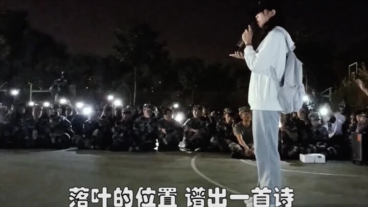 As soon as the senior female student started singing "Keywords" on the sports field, she instantly g