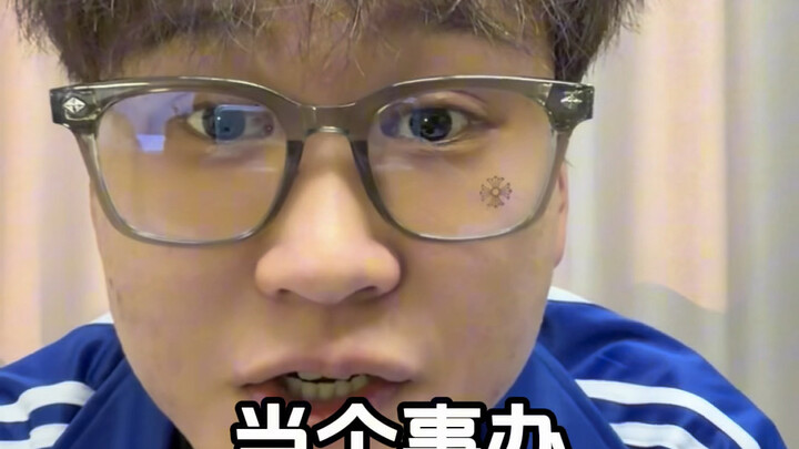 Tôi là ủy viên tâm lý, bạn có việc gì thì có thể nói với tôi.