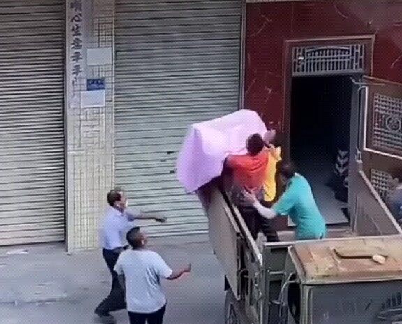 يا أولياء الأمور، كونوا أكثر وعيًا! اضغطوا إعجابًا لهؤلاء الأشخاص الطيبين!