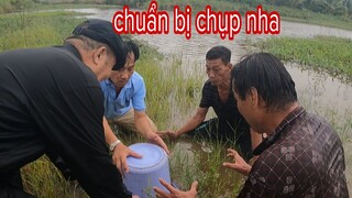 Qúa Vui Một Ngày Trải Nghiệm Cùng Vợ Chồng Tư Ú Nu Ra Đồng Bắt Ốc