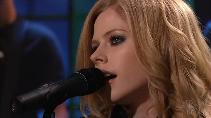 [Ultra HD] Avril’s stunning live performance of “Nobody’s Home”