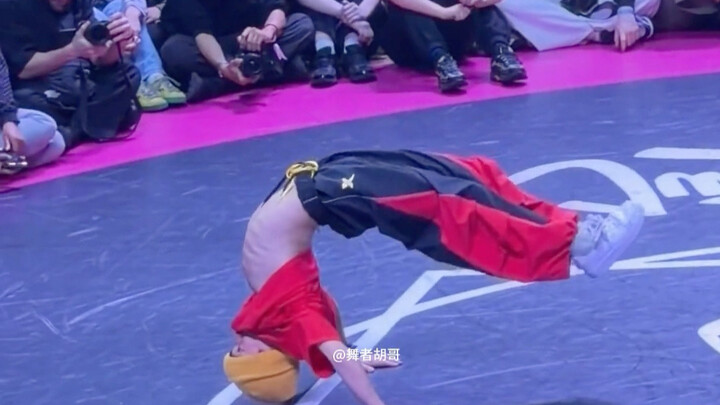 Chinese street-dance boy stuns the audience with his moves at an international competition!