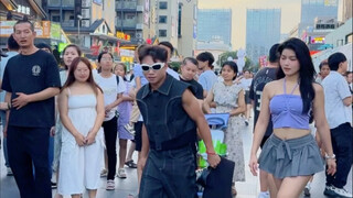 Mr. Xiao Zhang brought his female secretary, Bo Niu, to the Sheniu dance, showing off their soulful 