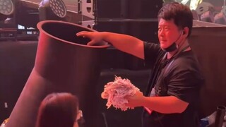 “这活我也能干阿”  气氛组撒纸原来是这样搞的，王力宏演唱会工作人员实操