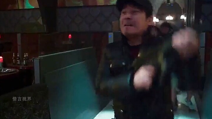 劫匪挟持夜店，人质不仅欢天喜地，家属甚至把人质送回去，电影