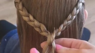 Tutorial gaya rambut lucu untuk anak perempuan. Setelah menontonnya, saya jadi terpikat dengan lem s