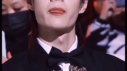 Dia mewarnai rambutnya dengan berbagai warna, memasang anting-anting, dan mengenakan riasan smokey e