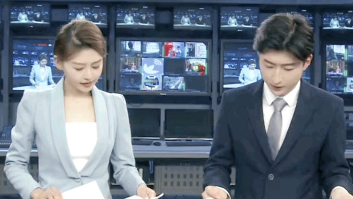 Thật ngọt ngào! Cơ thể nói lên nhiều điều hơn lời nói! Anh ấy dùng giấy che cô ấy lại để cô ấy không