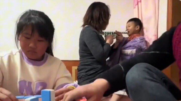 Seberapa Serius Tante yang Menghibur Anak demi Bisa Main Mahjong?