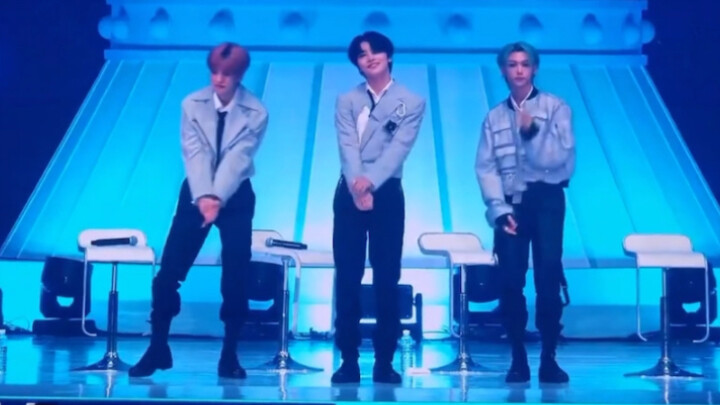 فوشينغ آ فان ترقص على أغنية “الأخت جميلة جدًا” وتطير من السعادة بسبب رسائل لاين المحبّة!