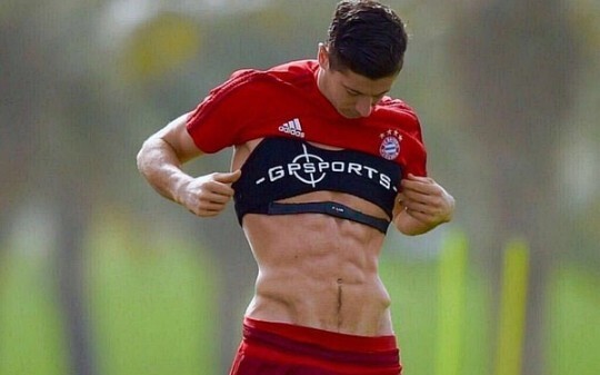 Lewandowski’s nice body 🙌 This is currently my favorite soccer player’s physique!