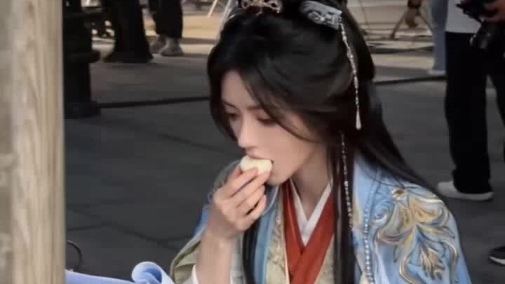 Cultivation of the Immortal, what are the female leads doing during breaks on set? Let’s take a snea