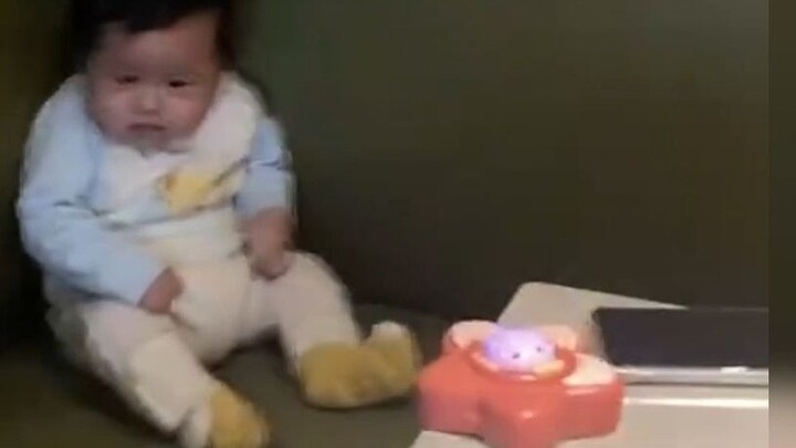 #Hóa ra trẻ sơ sinh cũng có thể mắc chứng lo âu xã hội# Hahaha, thật là ngượng ngùng đến nỗi tôi có 