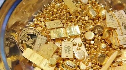 Harga emas naik, banyak orang menjual atau menukarkan koin dan batang emas yang dulu mereka simpan m