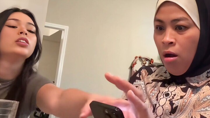 Khi người mẹ truyền thống phát hiện ra cô con gái ngoan ngoãn thường ngày hóa ra lại là một hot girl