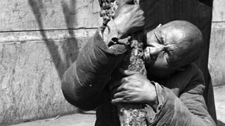 Real photos of the 1942 Henan famine: people chewing on tree bark, the village is deserted, and the 