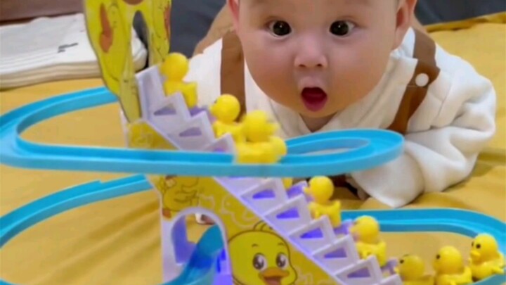 ทุกวันให้ลูกน้อยนอนคว่ำดูน้องเป็ดปีนบันไดสักพัก ช่วยเสริมความแข็งแรงของกล้ามเนื้อหลัง พร้อมฝึกการเงย