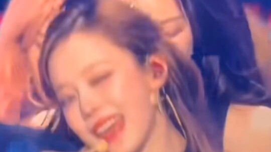 Gisele dengan karakter baru sebagai pemain pipa