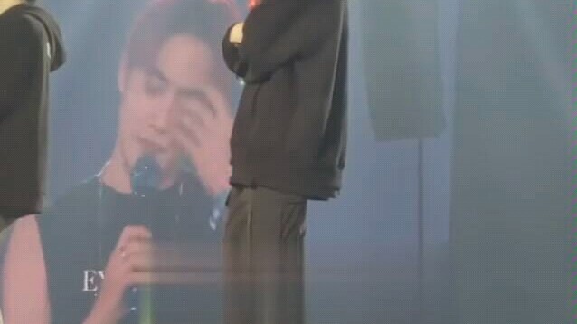 معجِبون تحت المدرجات يبكون بشدة لدرجة أنهم أخافوا الأخ هوزي!