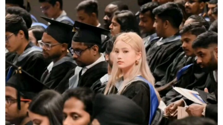 Seorang gadis Tiongkok lulus dari universitas di Kanada, warga asing: “Satu-satunya orang kulit puti