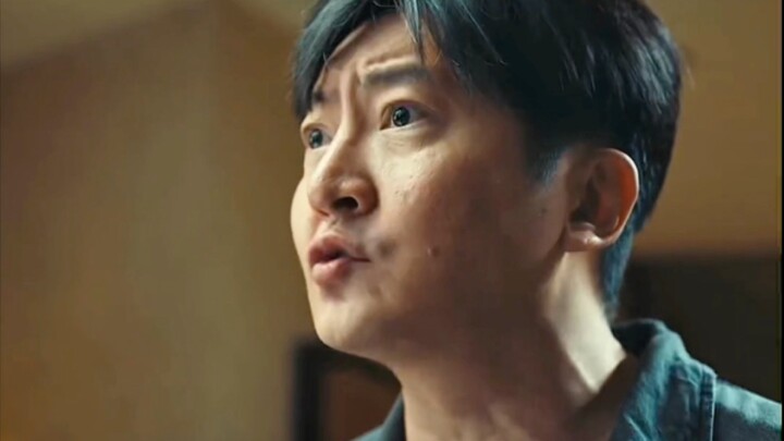 Seorang gadis yang baru saja keluar dari pedesaan untuk bekerja mencuri ponsel pelanggan