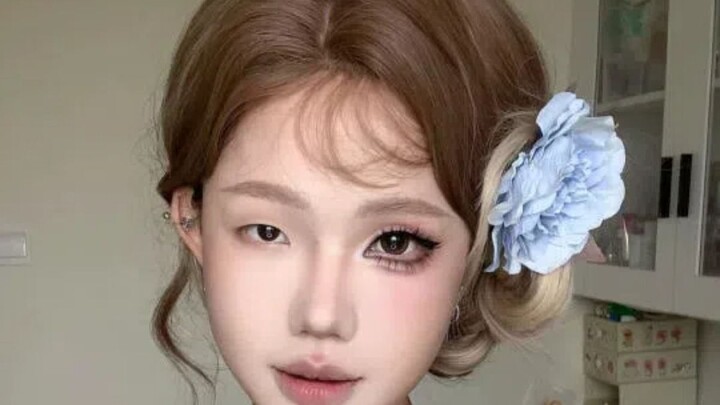 Makeup that makes your face look tiny! Enlarging your eyes really does make your face appear smaller
