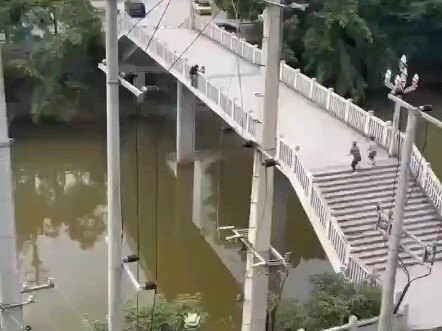 Ở thị trấn Long Thủy, Đại Túc, Trùng Khánh, một đứa trẻ mới 17 tuổi, chắc vẫn đang đi học, chẳng biế