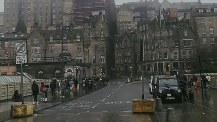 “Edinburgh, tempat yang sejuk dan menenangkan, menyuguhkan keindahan sendu yang begitu romantis hing