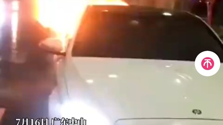Xe điện đưa đón tự nhiên bốc cháy trong cốp xe, thiêu rụi chiếc Mercedes của khách hàng.