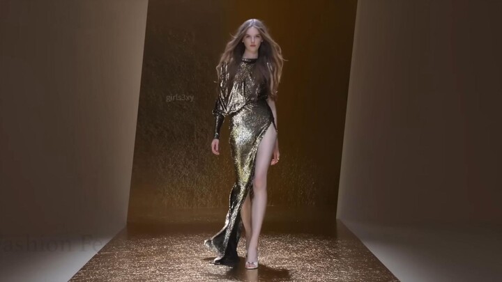 Vẻ đẹp hút hồn đến nghẹt thở! Màn trình diễn trên sàn catwalk của người mẫu chân dài trong chiếc đầm