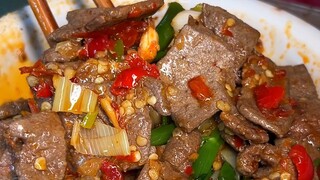 نودلز مع صلصة كبد الخنزير المقلية بالفلفل الحار على الطريقة التقليدية في شوارع تشونغتشينغ، مذاق الفل