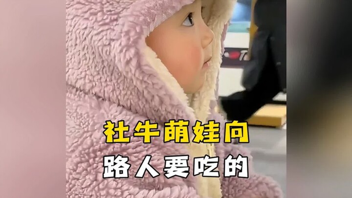 Điểm danh những em bé “xã hội sương sương” nhõng nhẽo xin đồ ăn từ người qua đường #EmBéXãHộiSươngSư