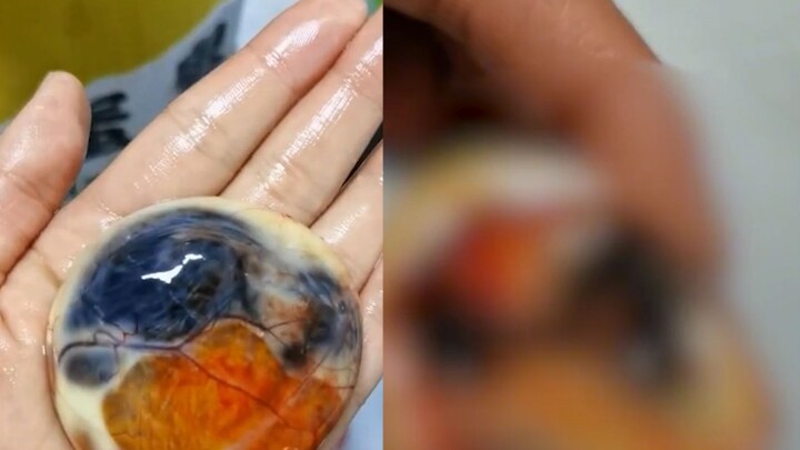 Ibu bikin telur orak-arik tomat untuk anaknya, langsung tercengang begitu ngeliat isi telurnya: kira