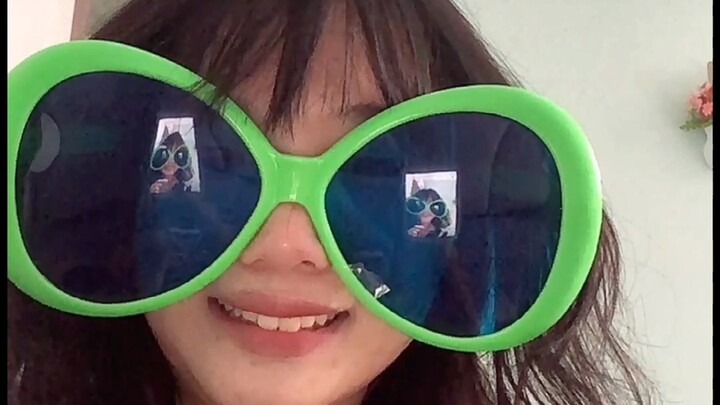 แมลงวันเขียวต่างดาวบินโฉบไปมา