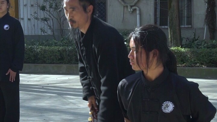 Taoist Master Yuan Shimao inspects his disciple’s horse stance: “You can withstand four people!”