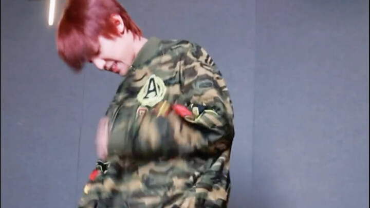 Zhang Zeyu's Abstract Zipper Dance