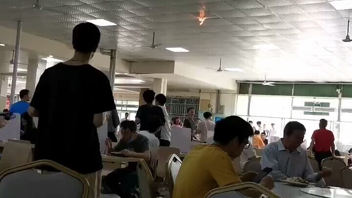 โรงอาหารถูกไฟไหม้ขณะรับประทานอาหาร