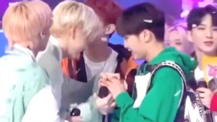 ขำจนน้ำตาไหล❗️ คำถามแห่งศตวรรษ: ทำไมครูฝูถึงต้องหิ้วส้มมาเยอะขนาดนี้เวลาโปรโมตเพลง?