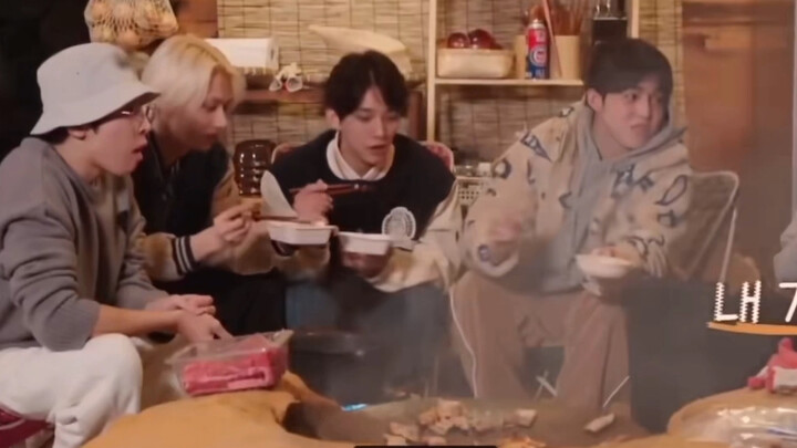 [Qu Ba] Little Qu: Anything’s fine—just don’t touch my food. Except for my wife Minghao, of course… 