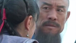 The upright official actually cut his official uniform into pieces and distributed them to refugees 