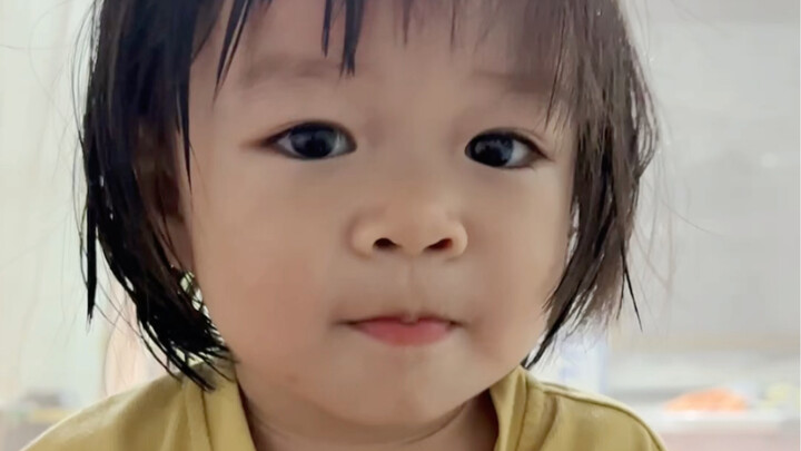 พี่ชายวัย 3 ขวบสอนน้องสาววัย 1 ขวบพูด แต่สอนไม่ได้ สุดจะปวดหัวเลย