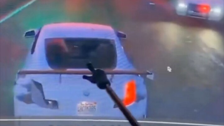 Màn hình của anh trai sắp nổ rồi