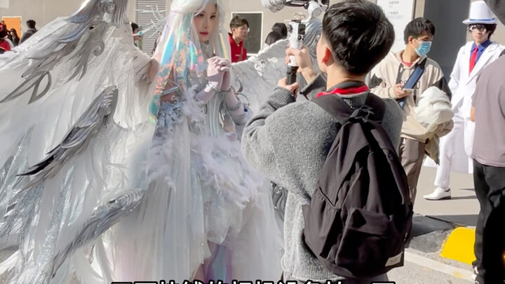 Is there really anyone who would spend 150,000 to buy this dress in the game?