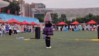 在操场上头发糊了一脸地跳了像神一样呐（）