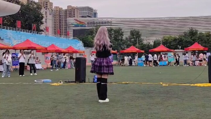 在操场上头发糊了一脸地跳了像神一样呐（）