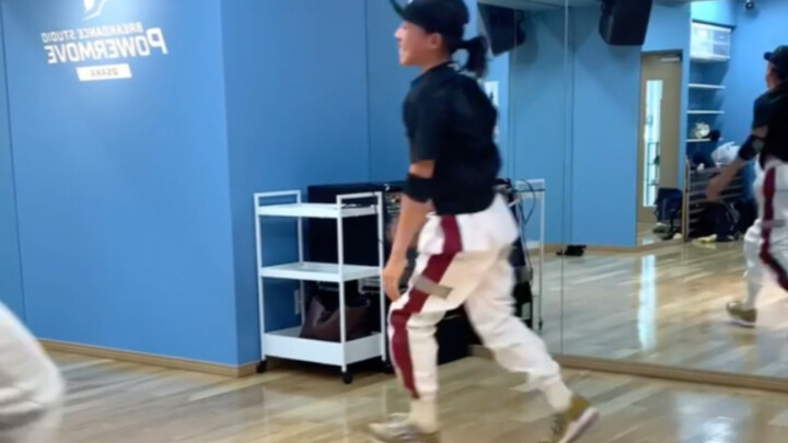 Super-talented street-dance teen — one-armed spin is unbeatable! This is super difficult!