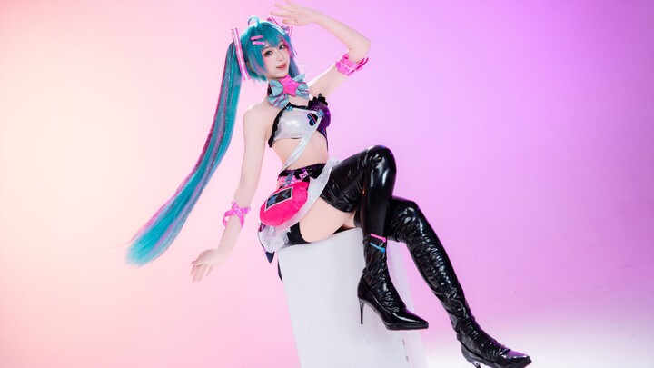 Let’s bring some awesome magic! Monitoring [Hatsune Miku COS]