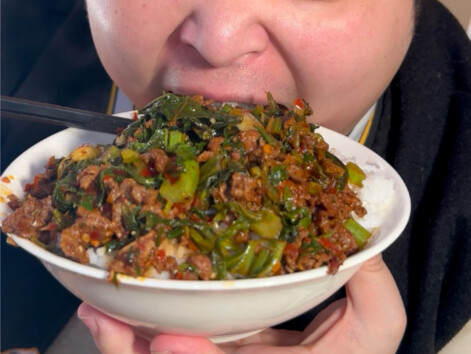 Makan di Guizhou, kamu nggak perlu khawatir sama sekali soal makanan siap saji. Di warung-warung kec