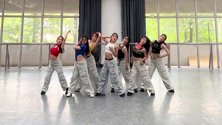 สมาชิกทุกคนมีองค์ประกอบของยีนส์ |. ช่างตีเหล็กชาวยุโรปและอเมริกาที่เหมาะสำหรับการแสดงในงานปาร์ตี้ของ
