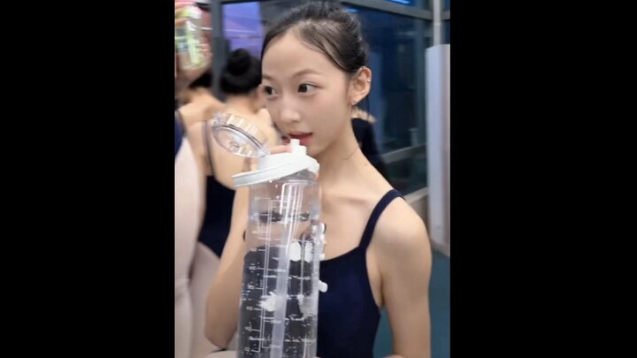 九美预选的四美&水杯比腿粗的小u